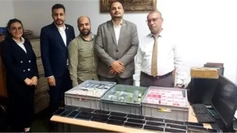 جمارك مطار الاسكندرية تُحبط تهريب عدد من الهواتف ومستحضرات التجميل