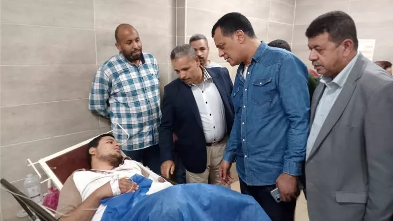 مدير تعليم سوهاج يطمئن على المصابين من معلمي ومعلمات حادث طريق جرجا بسوهاج 