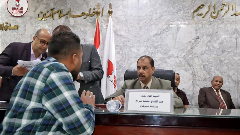 محافظ سوهاج يستمع إلى شكاوى وطلبات المواطنين خلال اللقاء الجماهيري الأسبوعي