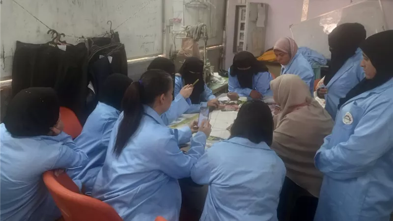 وزارة العمل: متابعة برنامج تدريب الخياطة والتفصيل بالوحدة المتنقلة بأسيوط 
