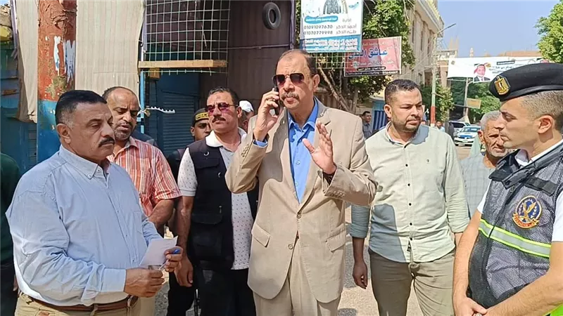 محافظ سوهاج يواصل جولاته الميدانية ويتابع مستوى الخدمات المقدمة للمواطنين بالطليحات 