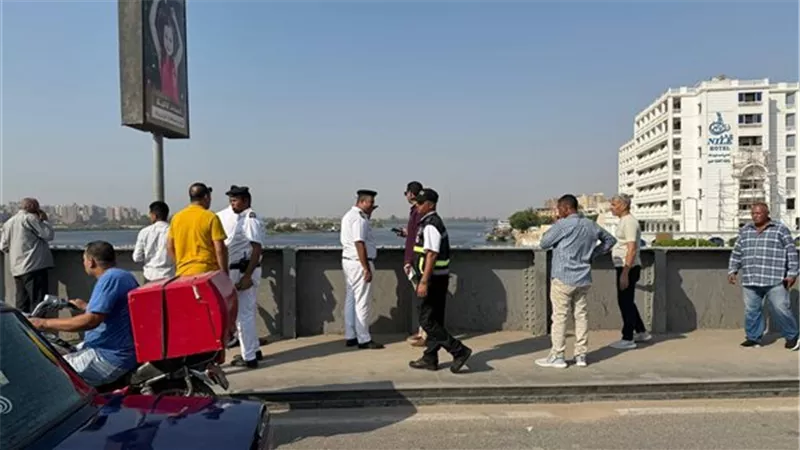 جهود مكثفة من الإنقاذ النهري للعثور على شاب سقط من أعلى كوبري أخميم بسوهاج