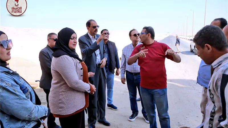 محافظ سوهاج يتابع أعمال إنشاء أول بوابة للمدخل الغربي