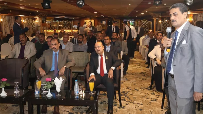 محافظ سوهاج يشيد بجهود مديرية التموين في ضبط الأسواق وتوفير السلع للمواطنين 