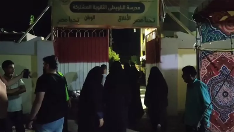 إقبال كثيف من الناخبين والناخبات على لجنة البويطي بالواحات للإدلاء بأصواتهم في انتخابات مجلس النواب بمحافظة الجيزة