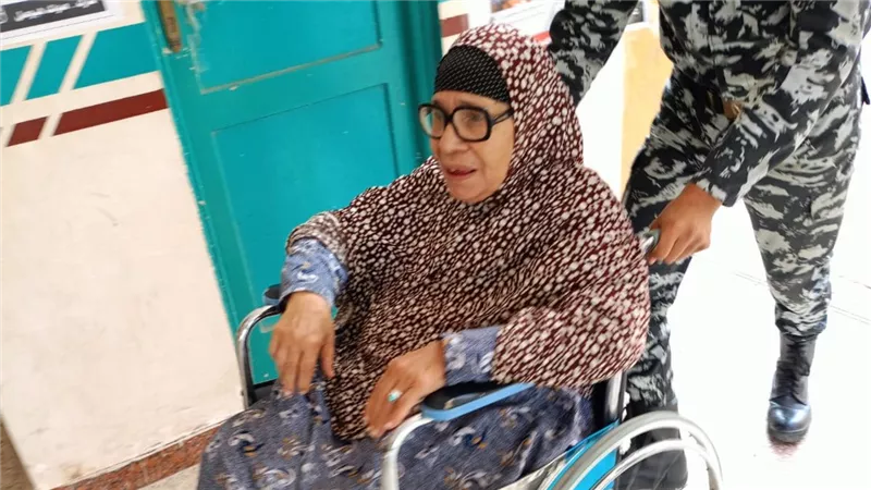 كبار السن يضربون المثل في الوطنية ويشاركون رغم الظروف