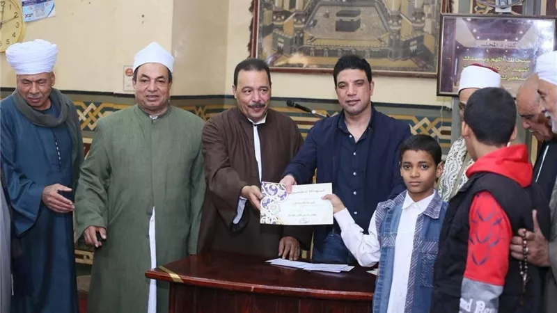 رئيس المنظمة العالمية لخريجي الأزهر بسوهاج يكرّم حفظة القرآن الكريم بقرية بلصفورة