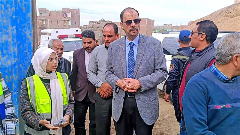 محافظ سوهاج يتفقد مستوى الخدمات المقدمة للمواطنين بقرية بناويط في المراغة ويوجه بتحسين مستوى النظافة
