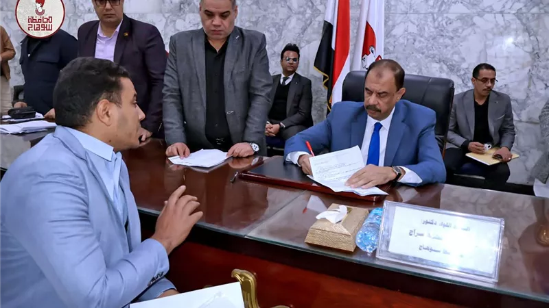 محافظ سوهاج يعقد اللقاء الجماهيري الأسبوعي ويؤكد سرعة الاستجابة لشكاوى وطلبات المواطنين