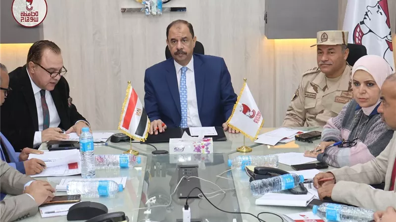محافظ سوهاج: غرفة العمليات الرئيسية تتابع سير انتخابات مجلس النواب