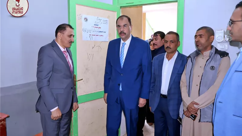 محافظ سوهاج يتفقد سير العملية الانتخابية بعدد من لجان دار السلام والمنشأة