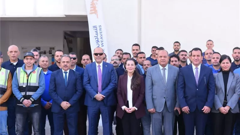 وزير العمل يفتتح محطتين للطاقة الشمسية داخل مصانع “النساجون الشرقيون”