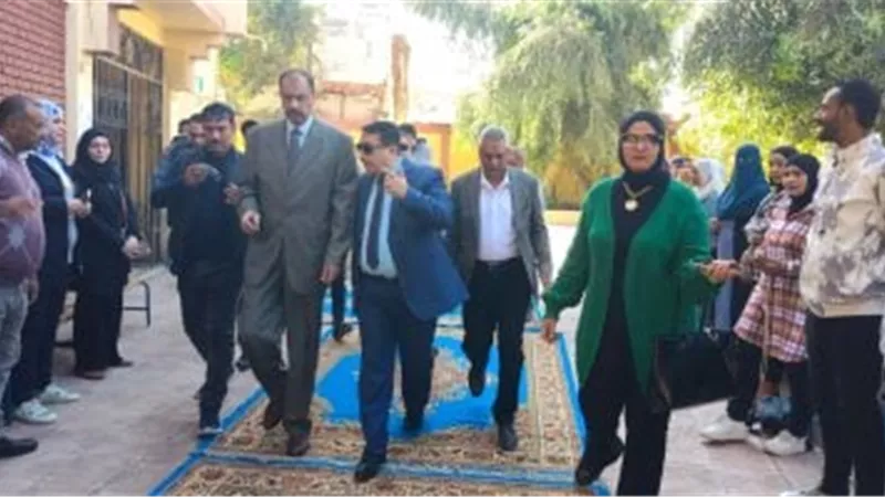 محافظ سوهاج يتفقد اللجان الانتخابية بمركزي جهينة وطهطا للاطمئنان على سير العملية الانتخابية