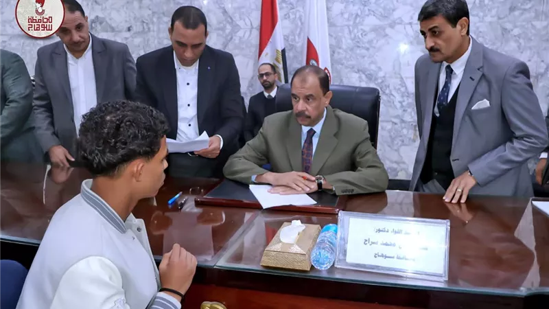 محافظ سوهاج يعقد اللقاء الجماهيري الأسبوعي للاستماع إلى شكاوى وطلبات المواطنين