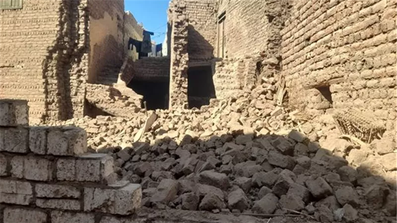 انهيار منزل آيل للسقوط من الطوب اللبن دون خسائر في الأرواح بنجع حمادي 