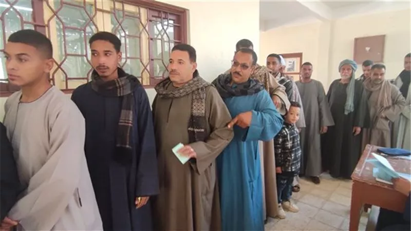 توافد كبير للناخبين بلجان انتخابات مجلس النواب بمركز البلينا 