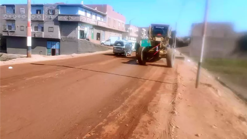بطول 6 كيلو متر.. محافظ سوهاج يتابع بدء رصف طريق 
