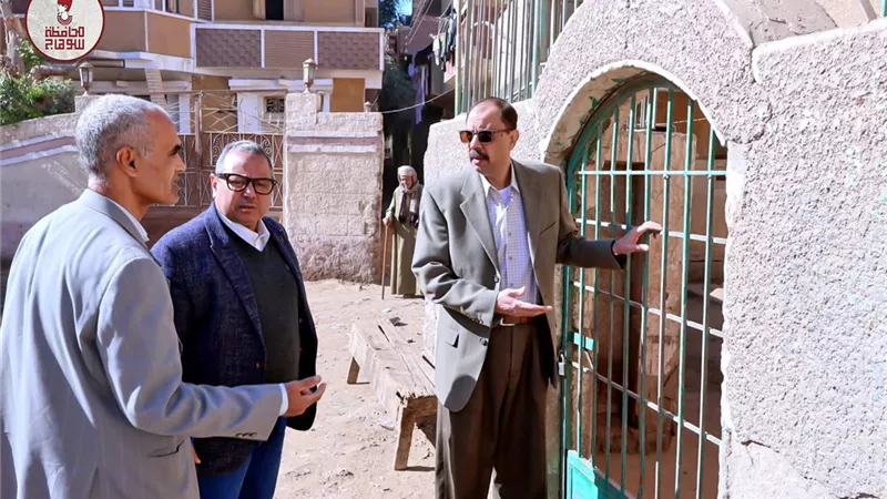 محافظ سوهاج يتفقد مستوى الخدمات بقرية عنيبس.. ويحيل العاملين بمركز الشباب للتحقيق 