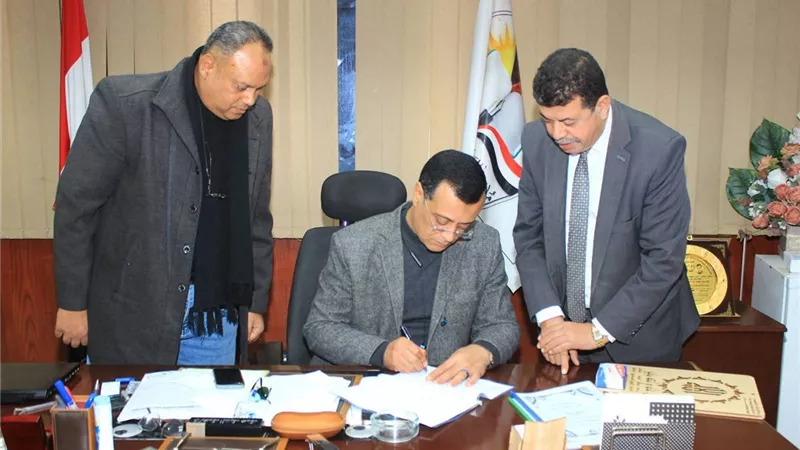 مدير تعليم سوهاج يعتمد نشرات مديري ووكلاء المدارس للمرحلتين الابتدائية والإعدادية
