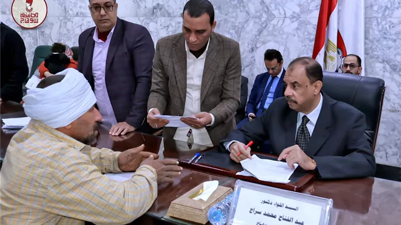 محافظ سوهاج يعقد اللقاء الجماهيري الأسبوعي للاستماع إلى شكاوى وطلبات المواطنين