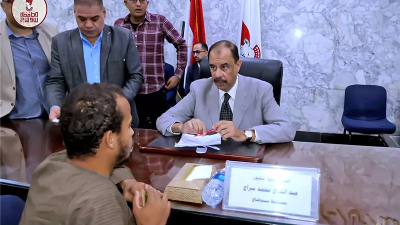 محافظ سوهاج يستمع إلى شكاوى وطلبات المواطنين خلال اللقاء الجماهيري الأسبوعي 