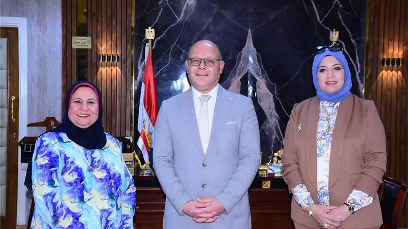رئيس جامعة سوهاج يهنئ عضوي هيئة التدريس عقب اداء اليمين الدستورية بمجلس النواب