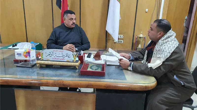 رئيس مدينة جهينة بسوهاج يستمع لشكاوى وطلبات المواطنين خلال اللقاء الجماهيري الأسبوعي