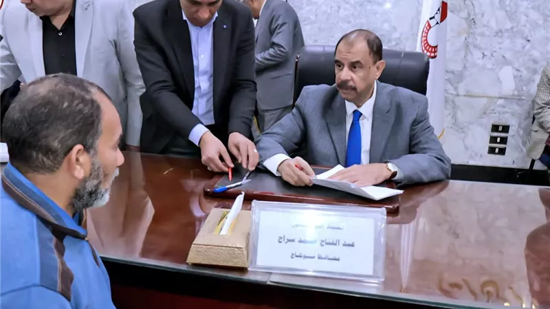 محافظ سوهاج يستمع لشكاوى وطلبات المواطنين خلال اللقاء الجماهيري الأسبوعي