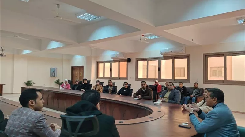 متابعة تنظيم الامتحانات من خلال اجتماع موسع للجهاز الإداري بجامعة سوهاج الأهلية 