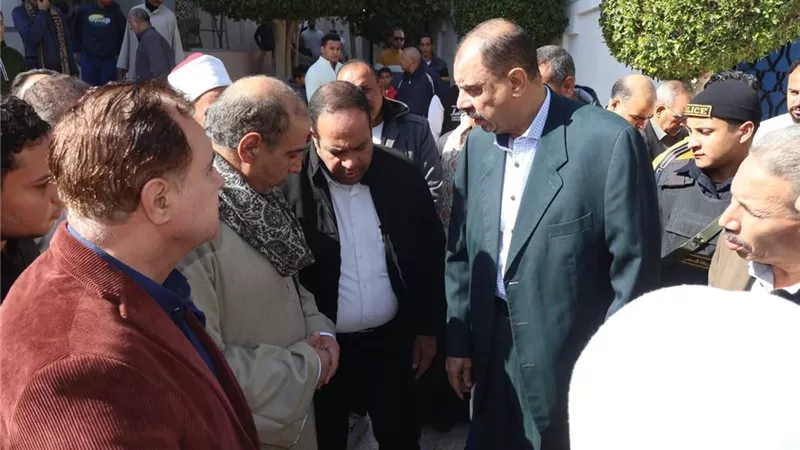 محافظ سوهاج يؤدي صلاة الجمعة بمسجد الشرطة ويلتقي المواطنين عقب الصلاة