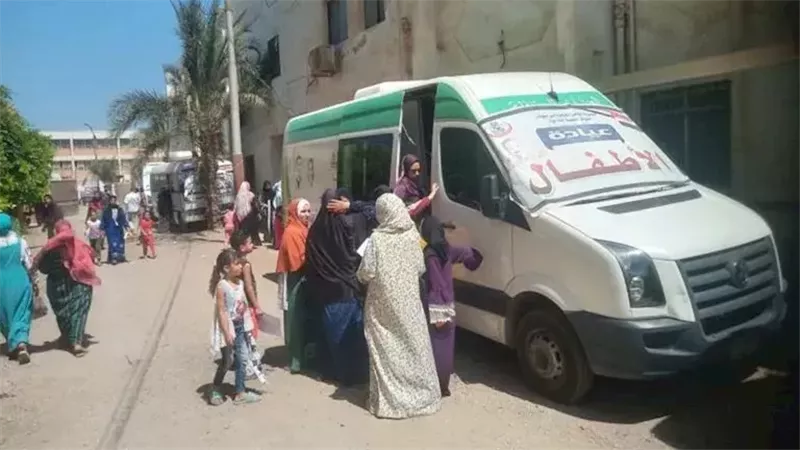 فحص أكثر من 1000 مريض في قافلة طبية مجانية ببني سويف