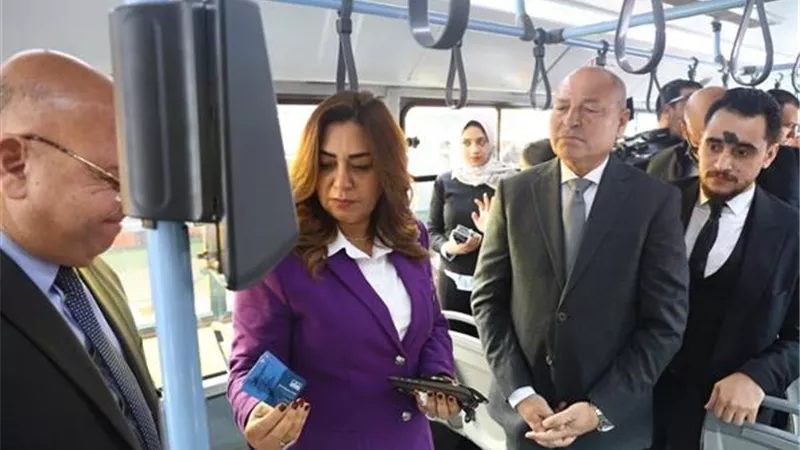 بدء تطبيق منظومة الدفع الإلكتروني للتذكرة في 300 أتوبيس.. وتطبيق إلكتروني علي الموبايل