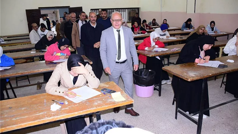 رئيس جامعة سوهاج يتفقد أعمال امتحانات الفصل الدراسي الأول بكلية التكنولوجيا والتعليم