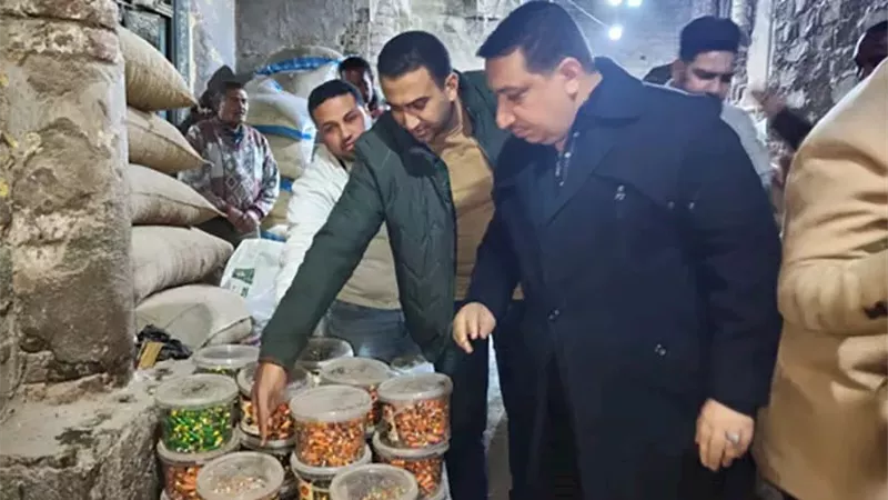 ضبط مخزن مواد غذائية فاسدة ومجهولة المصدر بسوهاج