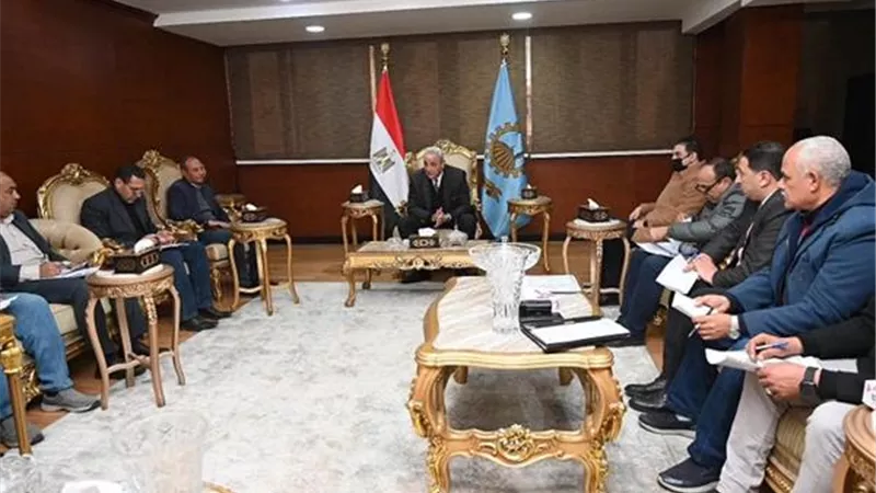محافظ الغربية يشهد تسليم عقود الخطة الاستثمارية للبدء في مشروعات الرصف والتطوير