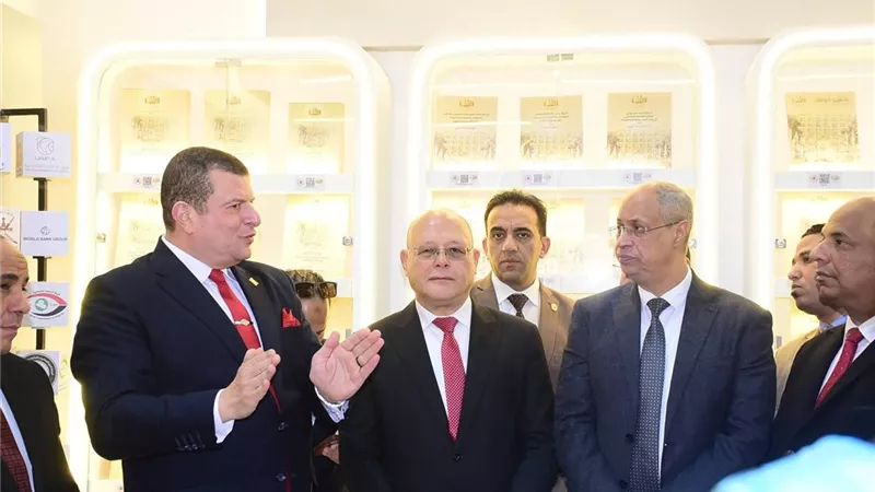 رئيس جامعة سوهاج والطلاب يشهدون فعاليات جناح هيئة الرقابة الإدارية بمعرض الكتاب