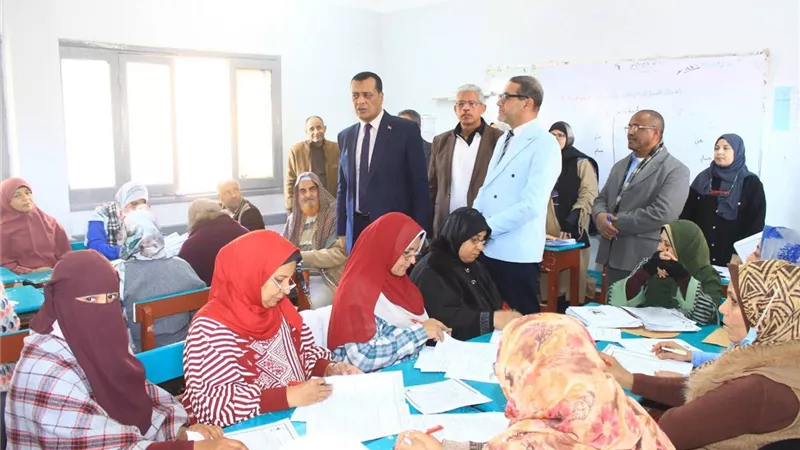 مدير تعليم سوهاج يتابع أعمال تصحيح الشهادة الإعدادية