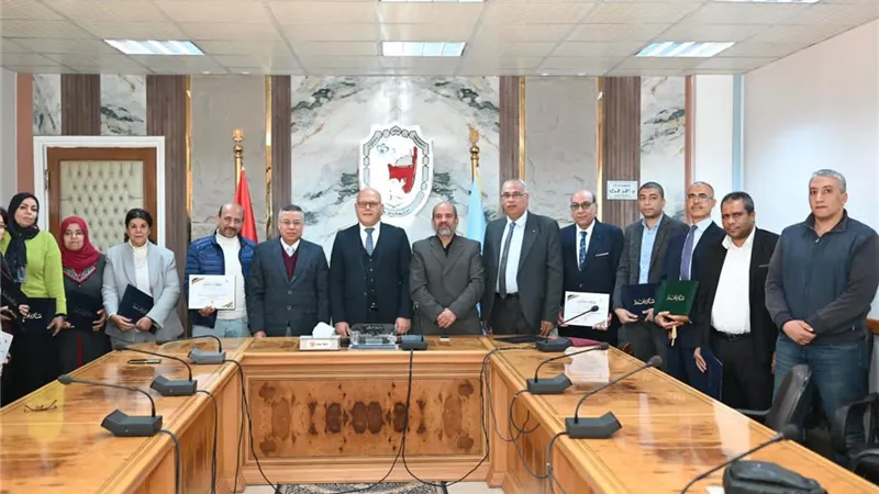 رئيس جامعة سوهاج يكرم وكيل وزارة المالية ومديري الوحدات الحسابية تقديرًا لجهودهم