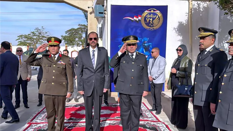 محافظ سوهاج يضع إكليلا من الزهور على النصب التذكاري لشهداء الشرطة