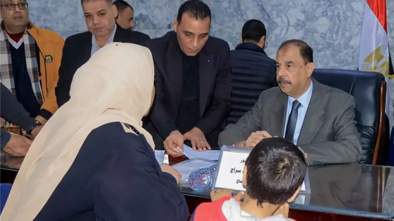 محافظ سوهاج يستمع لشكاوى وطلبات المواطنين خلال اللقاء الجماهيري الأسبوعي 