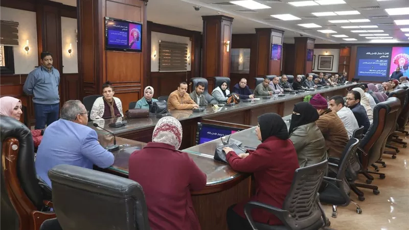 دورة تدريبية حول أساسيات وأدوات الذكاء الاصطناعي للعاملين بالديوان العام والوحدات المحلية بسوهاج