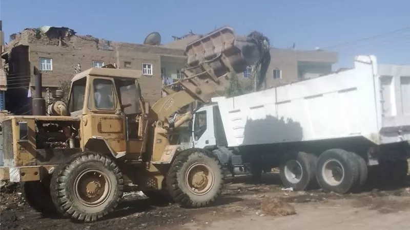 محافظ قنا.. رفع 35 طنًا من تراكمات القمامة بقرية المحروسة