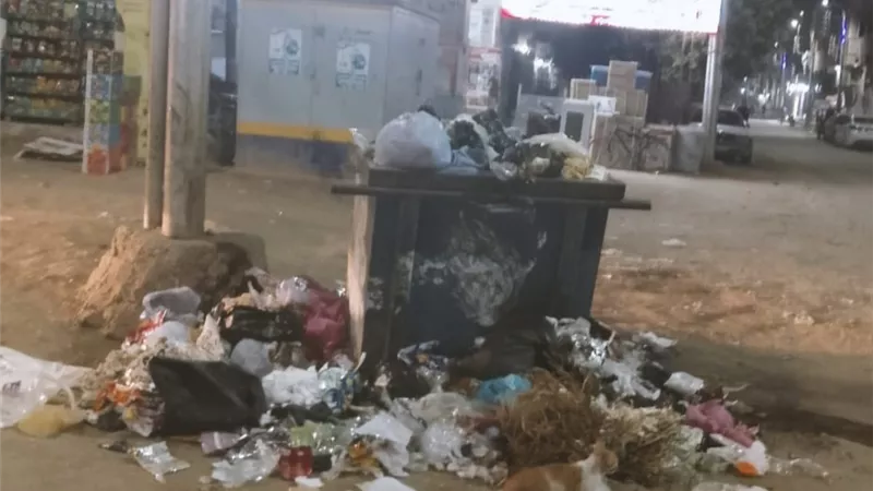 احتفالًا بالعام الجديد.. القمامة تحاصر شوارع المراغة بسوهاج والأهالي يستغيثون