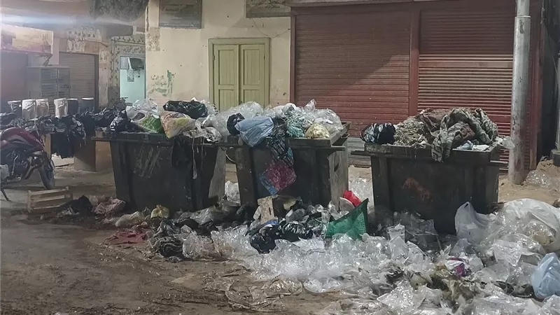 أكوام القمامة تعكر فرحة المواطنين بعيد الفطر في المراغة بسوهاج 