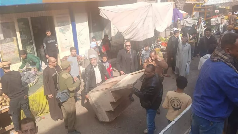 حملة مكبرة لرفع الإشغالات من شوارع المراغة بسوهاج ومنع الباعة من السيطرة على الشارع