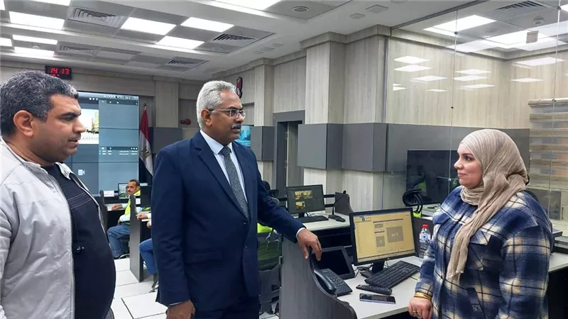 نائب محافظ سوهاج يتابع أحوال الطقس من مركز السيطرة ويوجه بالتعامل الفوري مع بلاغات المواطنين