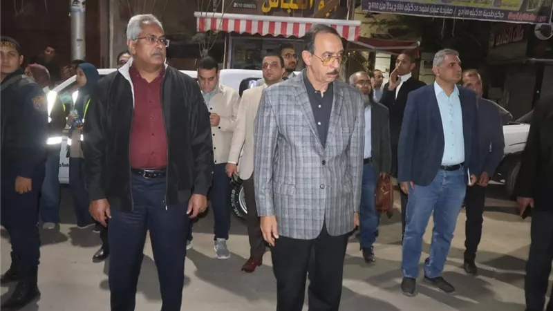محافظ سوهاج يقود حملة ميدانية مكبرة لمتابعة تنفيذ قرار غلق المحال التجارية