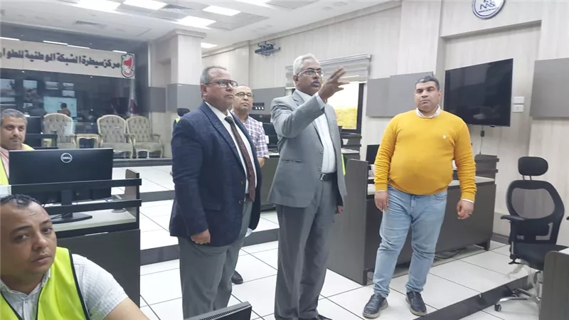 نائب محافظ سوهاج يتابع تداعيات سوء الأحوال الجوية من مركز السيطرة