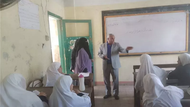 وكيل المنطقة الأزهرية يتفقد سير العملية التعليمية والاختبارات الشهرية بسوهاج 