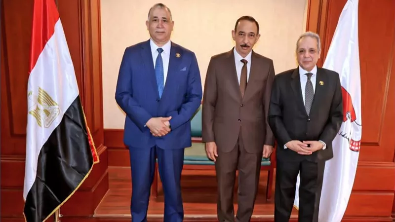 محافظ سوهاج يبحث أوجه التعاون المشترك مع نقيب عام المحامين